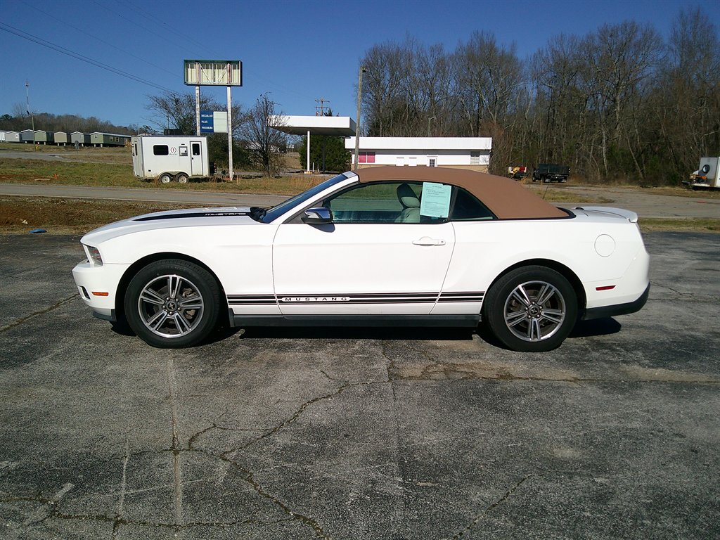 2010 Ford Mustang V6 Premium's photo